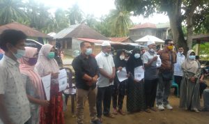 Camat Barumun Selatan Abner Harahap Pejabat didampingi Kepala Desa Gunung Intan Adi Sandra Siregar, S.STP, bersama sejumlah pendamping desa, menyerahkan BLT DD secara simbolis kepada sejumlah penerima, di lokasi Posko Covid-19, desa setempat, Minggu (25/12) siang.
