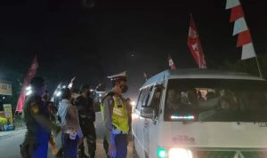 Petugas gabungan di Pospam Desa Menanti Kecamatan Hutaraja Tinggi terus siaga melakukan pemeriksaan kendraan pelaku perjalanan Nataru yang melintas didaerah Kabupaten Palas.
