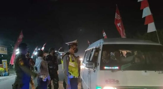 Petugas gabungan di Pospam Desa Menanti Kecamatan Hutaraja Tinggi terus siaga melakukan pemeriksaan kendraan pelaku perjalanan Nataru yang melintas didaerah Kabupaten Palas.