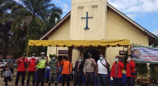 Personel Polsek Sosa memberikan pelayanan pengamanan secara optimal  disejumlah gereja wilayah sosa saat berlangsung kegiatan ibadah para jamaat.