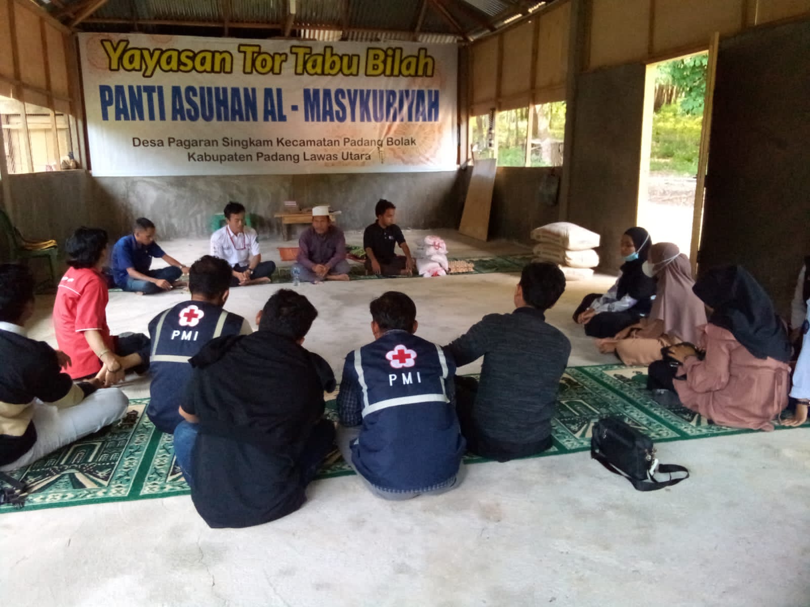 Suasana kegiatan relawan PMI Kabupaten Paluta dalam rangka mengunjungi panti asuhan Al Masykuriyah di desa Pagaran Singkam, Kecamatan Padang Bolak, sekaligus penyerahan bantuan, Ahad (26/12/2021).