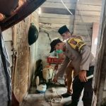 Petugas kepolisian Sektor Firdaus saat turun ke lokasi kejadian tewas nya Bagus akibat tersegat listrik.