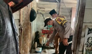 Petugas kepolisian Sektor Firdaus saat turun ke lokasi kejadian tewas nya Bagus akibat tersegat listrik.