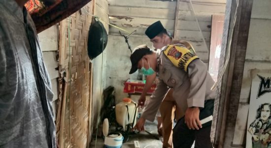 Petugas kepolisian Sektor Firdaus saat turun ke lokasi kejadian tewas nya Bagus akibat tersegat listrik.