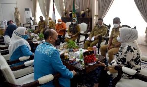 Ketua Dekranasda Provinsi Sumatera Utara Nawal Lubis menerima audiensi Dewan Pimpinan Wilayah UKM dan IKM Nusantara Sumut di Rumah Dinas Gubernur Sumut, Jalan Jenderal Sudirman Nomor 41 Medan, Selasa (04/01).