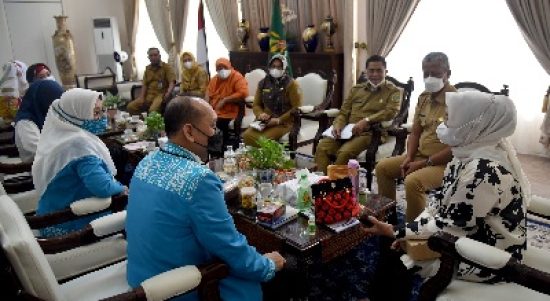 Ketua Dekranasda Provinsi Sumatera Utara Nawal Lubis menerima audiensi Dewan Pimpinan Wilayah UKM dan IKM Nusantara Sumut di Rumah Dinas Gubernur Sumut, Jalan Jenderal Sudirman Nomor 41 Medan, Selasa (04/01).
