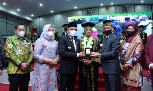 Gubernur Sumatera Utara (Sumut) Edy Rahmayadi didampingi Ketua TP PKK Sumut Nawal Lubis menghadiri Milad ke-70 Universitas Islam Sumatera Utara (UISU) sekaligus menanda tangani perjanjian kerja sama dengan UISU di Gedung Auditorium Kampus UISU Jalan Sisingamangaraja Medan, Jumat (7/1).