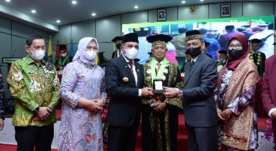 Gubernur Sumatera Utara (Sumut) Edy Rahmayadi didampingi Ketua TP PKK Sumut Nawal Lubis menghadiri Milad ke-70 Universitas Islam Sumatera Utara (UISU) sekaligus menanda tangani perjanjian kerja sama dengan UISU di Gedung Auditorium Kampus UISU Jalan Sisingamangaraja Medan, Jumat (7/1).