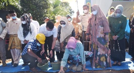 Ketua TP-PKK Provinsi Sumut Nawal Lubis bersama Ketua TP-PKK Kabupaten Langkat Tiorita Terbit Rencana Perangin-Angin, Kadis PPPA Sumut Nurlela, dan Kabiro Kesra Provsu Rita Tavip Megawati, menghadiri dan melakukan peletakan batu pertama peresmian Pondok TPQ Al Mumtahanah di Dusun III, Bandar Muda, Desa Tanjung Lenggang, Kecamatan Bahorok, Kabupaten Langkat, Rabu (12/1).