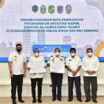 Gubernur Sumatera Utara (Sumut) Edy Rahmayadi didampingi Walikota Medan Bobby Nasution dan Walikota Binjai Amir Hamzah serta Wakil Bupati Deliserdang Ali Yusuf Siregar melakukan penandatanganan Nota Kesepakatan Pengembangan Bus Rapid Transit (BRT) pada kawasan perkotaan Medan, Binjai dan Deliserdang dengan Direktur Jenderal (Dirjen) Perhubungan Darat, Kementerian Perhubungan Republik Indonesia Budi Setiyadi di Rumah Dinas Gubernur Sumut, Jalan Sudirman 41 Medan, Rabu (12/1/2022).