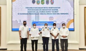 Gubernur Sumatera Utara (Sumut) Edy Rahmayadi didampingi Walikota Medan Bobby Nasution dan Walikota Binjai Amir Hamzah serta Wakil Bupati Deliserdang Ali Yusuf Siregar melakukan penandatanganan Nota Kesepakatan Pengembangan Bus Rapid Transit (BRT) pada kawasan perkotaan Medan, Binjai dan Deliserdang dengan Direktur Jenderal (Dirjen) Perhubungan Darat, Kementerian Perhubungan Republik Indonesia Budi Setiyadi di Rumah Dinas Gubernur Sumut, Jalan Sudirman 41 Medan, Rabu (12/1/2022).