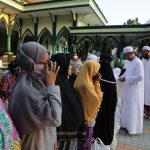 Wakil Gubernur Sumatera Utara, Musa Rajekshah dan Komunitas Al Fatih United Memberikan Sedekah dan Membagikan Sayur dan Lauk Pauk Mentah, Beserta Buah Kepada Jamaah Usai Melaksanakan Subuh Berjama'ah di Mesjid Al Musannif Komplek Cemara Asri, Jumat 14 Januari 2022.