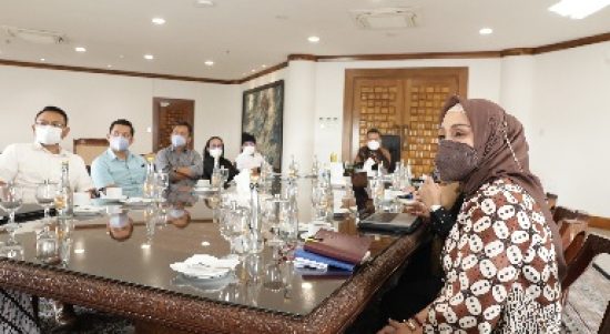 Wakil Gubernur Sumatera Utara (Wagubsu) Musa Rajekshah Rapat Bersama Beranda Warisan Sumatera (BWS) Membahas Tentang Kajian Cagar Budaya Mess Pemprovsu Pesanggrahan Bung Karno, di Ruang Kerja Wagubsu, Lantai 9 Kantor Gubernur Sumatera Utara, Jalan Diponegoro No 30 Medan, Jumat 14 Januari 2022.