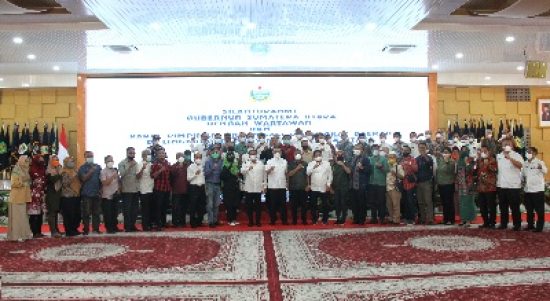 Gubernur Sumatera Utara (Sumut) Edy Rahmayadi menggelar pertemuan dengan para wartawan bersama seluruh pimpinan organisasi perangkat daerah (OPD) Pemerintah Provinsi (Pemprov) di Aula Tengku Rizal Nurdin, Rumah Dinas Gubernur, Jalan Jenderal Sudirman Nomor 41 Medan, Jumat (28/1).