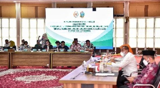 Gubernur Sumatera Utara (Sumut) Edy Rahmayadi menerima kunjungan kerja delegasi Komite III Dewan Perwakilan Daerah (DPD) RI dalam rangka inventarisasi berbagai masukan terkait Penyusunan RUU mengenai Perubahan UU Nomor 21 Tahun 2000 tentang Serikat Pekerja/Buruh di Aula Tengku Rizal Nurdin, Rumah Dinas Gubernur Sumut, Jalan Sudirman Medan, Senin (31/1/2022)