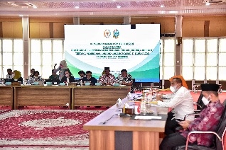Gubernur Sumatera Utara (Sumut) Edy Rahmayadi menerima kunjungan kerja delegasi Komite III Dewan Perwakilan Daerah (DPD) RI dalam rangka inventarisasi berbagai masukan terkait Penyusunan RUU mengenai Perubahan UU Nomor 21 Tahun 2000 tentang Serikat Pekerja/Buruh di Aula Tengku Rizal Nurdin, Rumah Dinas Gubernur Sumut, Jalan Sudirman Medan, Senin (31/1/2022)