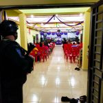 Personil Brimob melakukan pengamanan prosesi ibadah di salah satu gereja saat malam pergantian tahun baru.