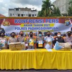 Kapolres Padangsidimpuan AKBP Juliani Prihartini bersama para PJU tampak menunjukkan barang bukti sitaan sepanjang tahun 2021.
