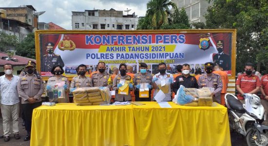 Kapolres Padangsidimpuan AKBP Juliani Prihartini bersama para PJU tampak menunjukkan barang bukti sitaan sepanjang tahun 2021.