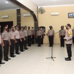 :Kapolres Serdang Bedagai AKBP Dr Ali Machfud,S.IK,M.IK, memimpin upacara korps raport kenaikan pangkat kepada 35 personil Polres Sergai di Aula Patriatama Polres Sergai, Sabtu(1/1/2022).