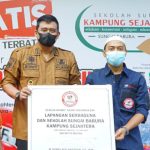 Ketua P3KS, Aminurasid (kanan) bersama Walikota Medan, Muhammad Bobby Afif Nasution saat Pelaskanaa Water Resceu di Bantaran Sungai Babura, Kampung Sejahtera