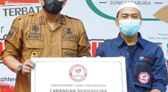 Ketua P3KS, Aminurasid (kanan) bersama Walikota Medan, Muhammad Bobby Afif Nasution saat Pelaskanaa Water Resceu di Bantaran Sungai Babura, Kampung Sejahtera