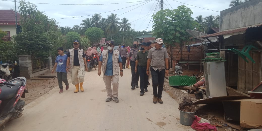 Plt.Bupati Palas drg.H.Ahmad Zarnawi Pasaribu ,MM MSI beserta rombongan terjung ke Lokasi Peristiwa Banjir Bandang.
