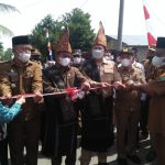 Bupati Sergai H Darma Wijaya didampingi Wabup Adlin Umar Yusri Tambunan, meresmikan ruas jalan Simalas,Senin (3/1/2022)