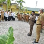 Bupati Sergai Darma Wijaya memberikan arahan kepada ASN dan Tenaga Kontrak saat melakukan sidak pasca libur Tahun Baru,Senin (3/1/2022).