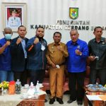 Bupati Sergai, H Darma Wijaya, bersama Ketua DPD NasDem Sergai Joni Walker Manik (lima dari kanan), Anggota DPRD Sumut Dimas Tri Adji, Wakil Ketua DPRD Sergai Fraksi NasDem Siswanto dan jajaran pengurus NasDem Sergai, diabadikan usai audiensi, Selasa (4/1/2022).
