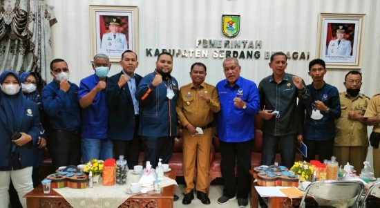 Bupati Sergai, H Darma Wijaya, bersama Ketua DPD NasDem Sergai Joni Walker Manik (lima dari kanan), Anggota DPRD Sumut Dimas Tri Adji, Wakil Ketua DPRD Sergai Fraksi NasDem Siswanto dan jajaran pengurus NasDem Sergai, diabadikan usai audiensi, Selasa (4/1/2022).