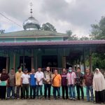 Ketua DPRD Sergai dr. M.Riski Ramadhan Hasibuan, SH, SE, MKM,(paling tengah) diabadikan usai memberikan sembako kepada seluruh penggali kubur,bilal mayyit,guru mengaji,imam masjid dan petugas kebersihan masjid di Desa Ujung Negeri Hulu.