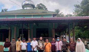 Ketua DPRD Sergai dr. M.Riski Ramadhan Hasibuan, SH, SE, MKM,(paling tengah) diabadikan usai memberikan sembako kepada seluruh penggali kubur,bilal mayyit,guru mengaji,imam masjid dan petugas kebersihan masjid di Desa Ujung Negeri Hulu.