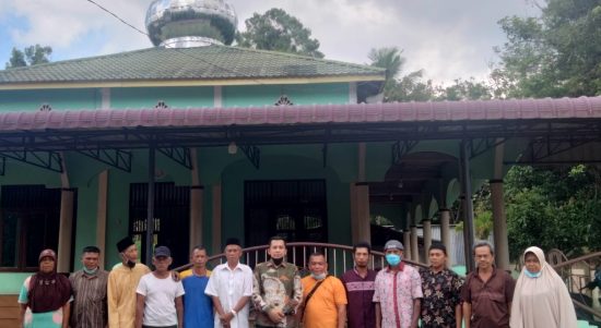 Ketua DPRD Sergai dr. M.Riski Ramadhan Hasibuan, SH, SE, MKM,(paling tengah) diabadikan usai memberikan sembako kepada seluruh penggali kubur,bilal mayyit,guru mengaji,imam masjid dan petugas kebersihan masjid di Desa Ujung Negeri Hulu.