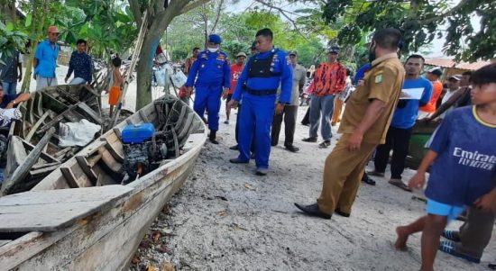 Satuan Polisi Perairan Polres Serdang Bedagai melakukan pengecekan sampan dua nelayan yang tenggelam.(Photo: AR.Manik/Mitanews.co.id )