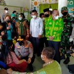 Kapoldasu Irjen Pol RZ Panca Putra Simanjuntak menyapa para siswa yang divaksin.Foto dari Mitanews.co.id