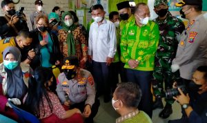 Kapoldasu Irjen Pol RZ Panca Putra Simanjuntak menyapa para siswa yang divaksin.Foto dari Mitanews.co.id