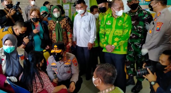 Kapoldasu Irjen Pol RZ Panca Putra Simanjuntak menyapa para siswa yang divaksin.Foto dari Mitanews.co.id