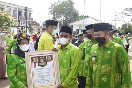 Camat Bintang Bayu Fitrianti,M,Si menerima piagam penghargaan yang diserahkan Bupati Sergai pada Hari Jadi Kabupaten Serdang Bedagai ke-18 di Halaman Kantor BuBupati. Photo : AR.Manik/Mitanews.co.id