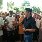 Ketua DPRF Madina Erwin Lubis Temui Warga Desa Simangambat Tb Di halaman gedung DPRD