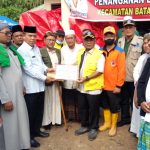 Kakan Kemenag Palas H Abdul Manan MA menyerahkan bantuan untuk korban banjir bandang secara simbolis, kepada Plt Bupati Palas drg. H Ahmad Zarnawi Pasaribu, di Posko Penanganan Bencana Alam Pemkab Palas, Desa Tanjung Baru, Kecamatan Batang Lubu Sutam, kecamatan setempat ( Batang Lubu Sutam), Kamis (6/1) sore