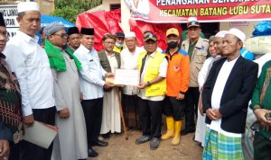 Kakan Kemenag Palas H Abdul Manan MA menyerahkan bantuan untuk korban banjir bandang secara simbolis, kepada Plt Bupati Palas drg. H Ahmad Zarnawi Pasaribu, di Posko Penanganan Bencana Alam Pemkab Palas, Desa Tanjung Baru, Kecamatan Batang Lubu Sutam, kecamatan setempat ( Batang Lubu Sutam), Kamis (6/1) sore
