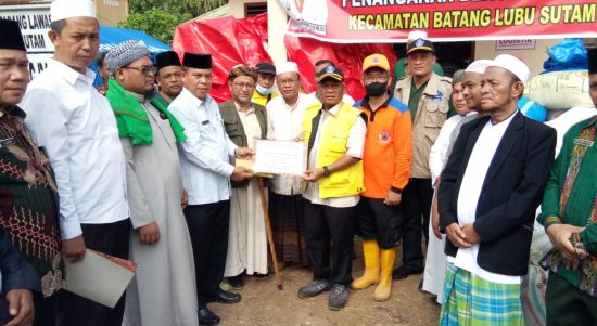 Kakan Kemenag Palas H Abdul Manan MA menyerahkan bantuan untuk korban banjir bandang secara simbolis, kepada Plt Bupati Palas drg. H Ahmad Zarnawi Pasaribu, di Posko Penanganan Bencana Alam Pemkab Palas, Desa Tanjung Baru, Kecamatan Batang Lubu Sutam, kecamatan setempat ( Batang Lubu Sutam), Kamis (6/1) sore