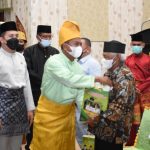 Bupati Sergai Darma Wijaya didampingi Ketua DPRD Riski Ramadhan Hasibuan (dua dari kiri) menyerahkan bingkisan kepada sejumlah elemen masyarakat yang telah berkontribusi nyata dalam mendukung dan memajukan Kabupaten Sergai.( Photo: AR.Manik/Mitanews.co.id ).
