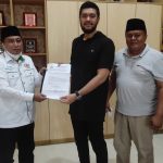 Ketua IPTI Sumut Khairul Muslim didampingi Sekretaris Muhammad Ikhwan Harahap,Wakil Sekretaris Aswani Hafit,Biro Organisasi Imam Fauzi Siregar menyerahkan SK PW IPTI kepada Ketua KNPI Sumut Eldrian Shah (rel )