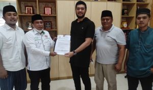 Ketua IPTI Sumut Khairul Muslim didampingi Sekretaris Muhammad Ikhwan Harahap,Wakil Sekretaris Aswani Hafit,Biro Organisasi Imam Fauzi Siregar menyerahkan SK PW IPTI kepada Ketua KNPI Sumut Eldrian Shah (rel )