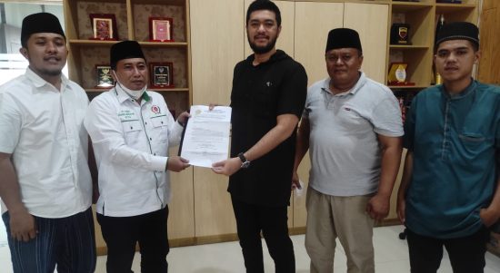 Ketua IPTI Sumut Khairul Muslim didampingi Sekretaris Muhammad Ikhwan Harahap,Wakil Sekretaris Aswani Hafit,Biro Organisasi Imam Fauzi Siregar menyerahkan SK PW IPTI kepada Ketua KNPI Sumut Eldrian Shah (rel )