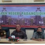 Kejari Padangsidimpuan, Henry Silitonga bersama para Kasi saat memberikan keterangan resmi kepada media terkaitdugaan korupsi di Dinas Kesehatan Kota Padangsidimpuan