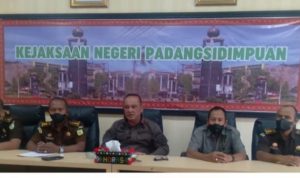 Kejari Padangsidimpuan, Henry Silitonga bersama para Kasi saat memberikan keterangan resmi kepada media terkaitdugaan korupsi di Dinas Kesehatan Kota Padangsidimpuan