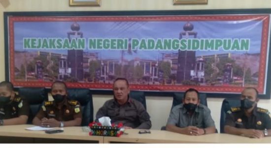 Kejari Padangsidimpuan, Henry Silitonga bersama para Kasi saat memberikan keterangan resmi kepada media terkaitdugaan korupsi di Dinas Kesehatan Kota Padangsidimpuan